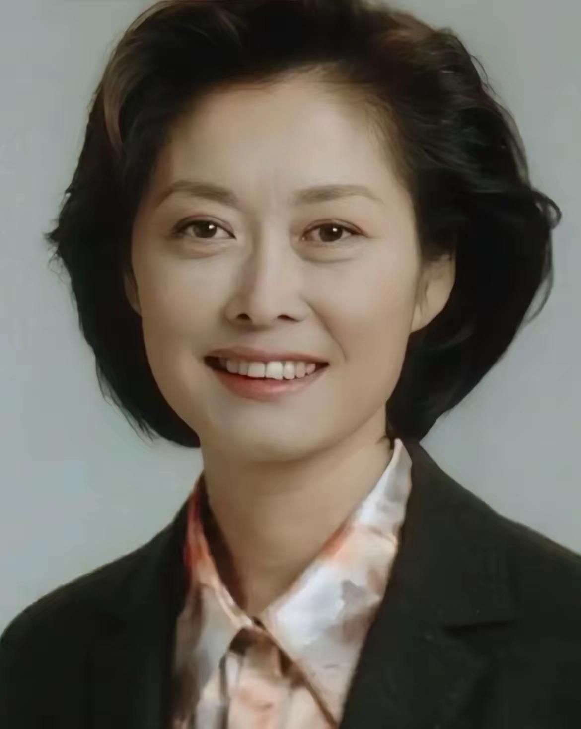 敬一丹这次是真的走了。

查了下才知道，她退休后的日子一直是这么过的。

离开央
