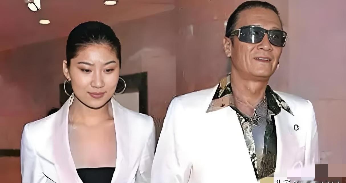 谢贤给了2000万分手费？
她笑着摇头，现在住月租三千的老房子。
52岁，谢贤前