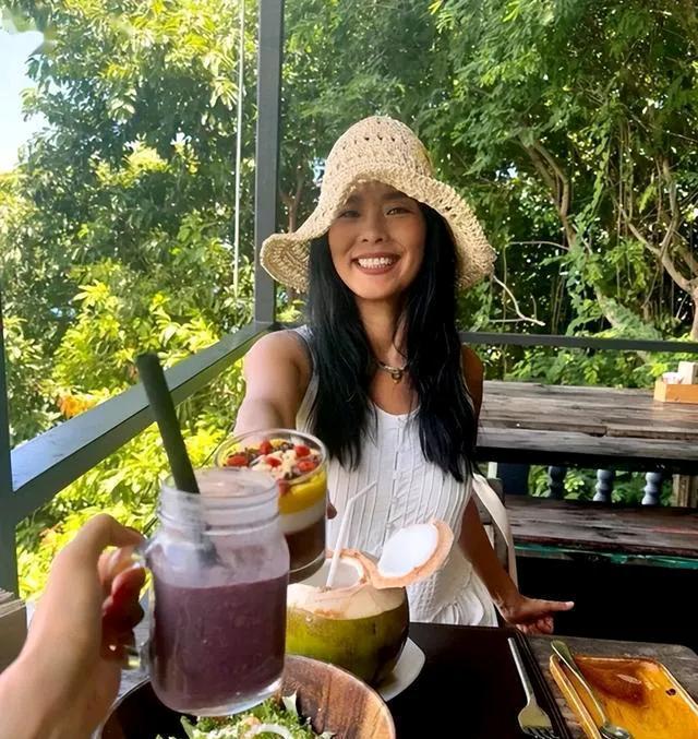 韦唯晒泰国度假素颜照，不施粉黛，小麦色肌肤依旧紧致细腻有光泽，这皮肤状态简直绝绝