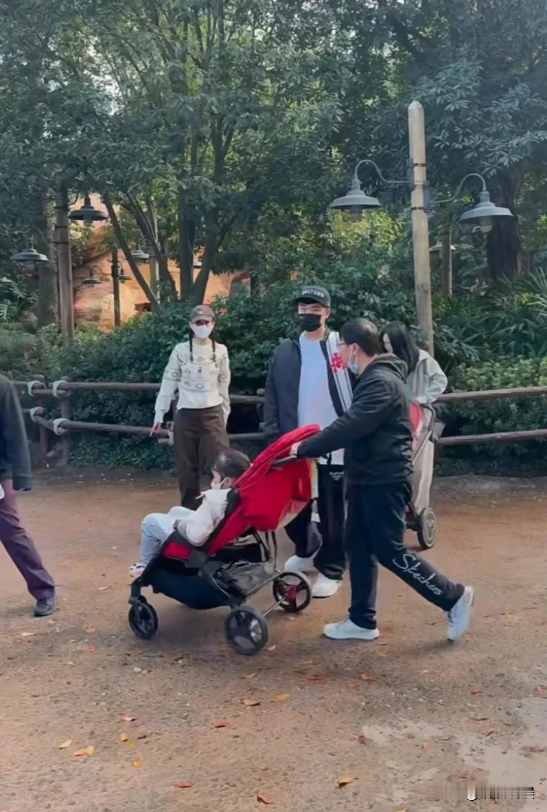 陈赫带着老婆孩子现身上海迪士尼。
夫妻俩都戴着口罩，两个孩子都坐在小推车上，两个