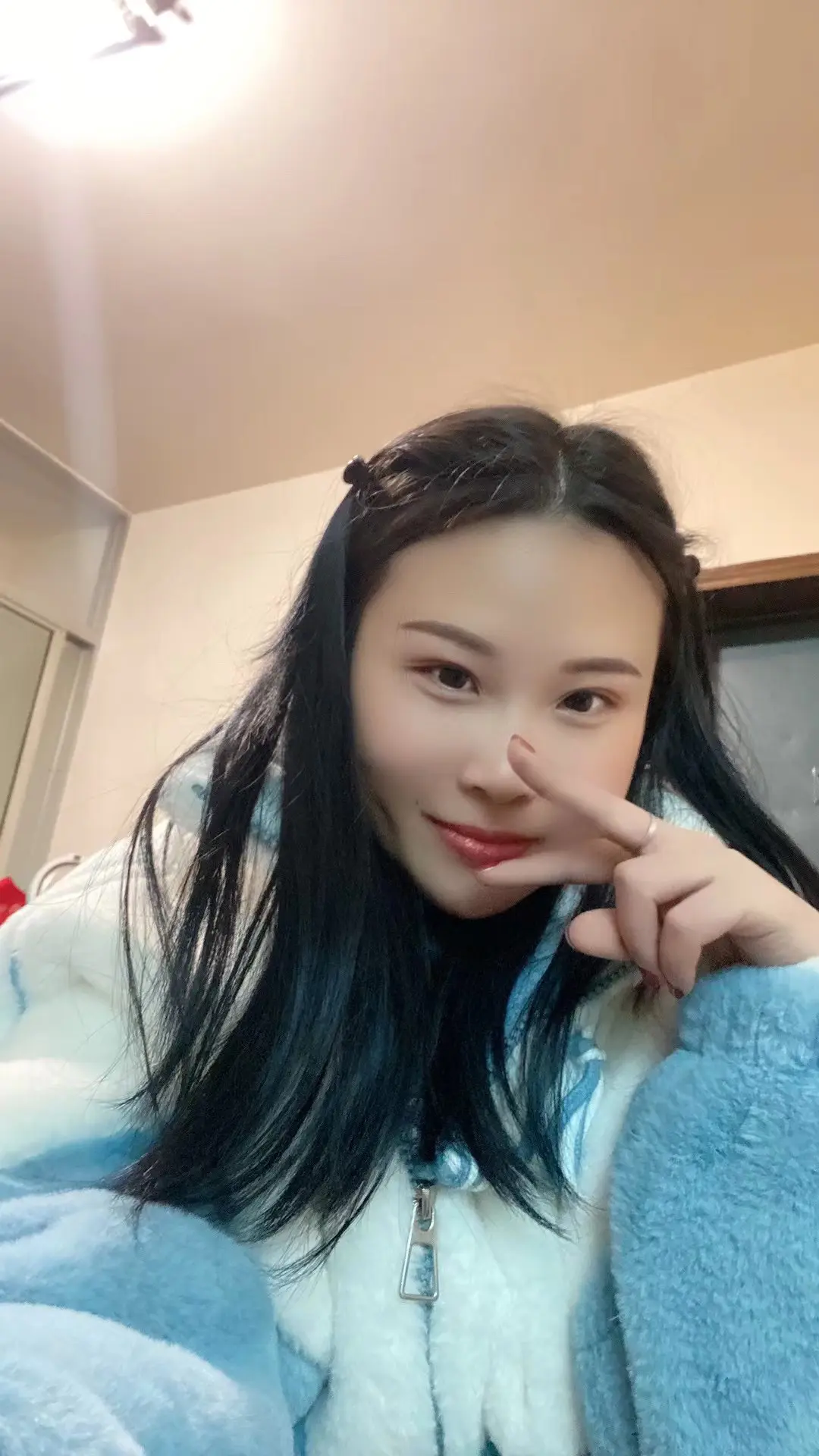 生活越是想让她低头 她越是要站的笔直