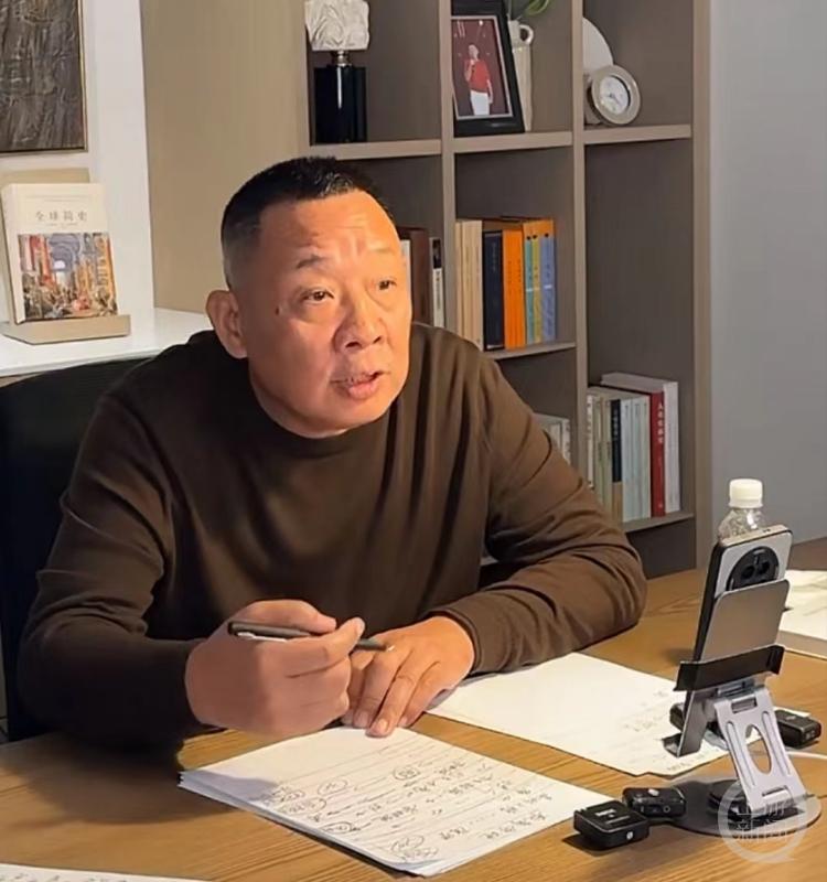 11月20日，胖东来集团创始人于东来发文称“员工结婚不允许要彩礼”，引发热议。