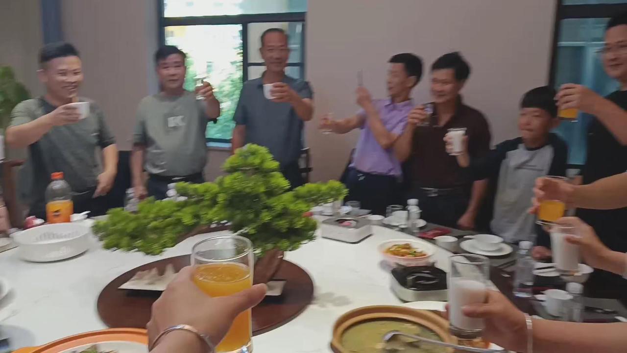 我喜欢湖北武汉，因为这里有我的家人在这里，感谢舅妈.哥哥嫂子.姐姐姐夫及所有家人