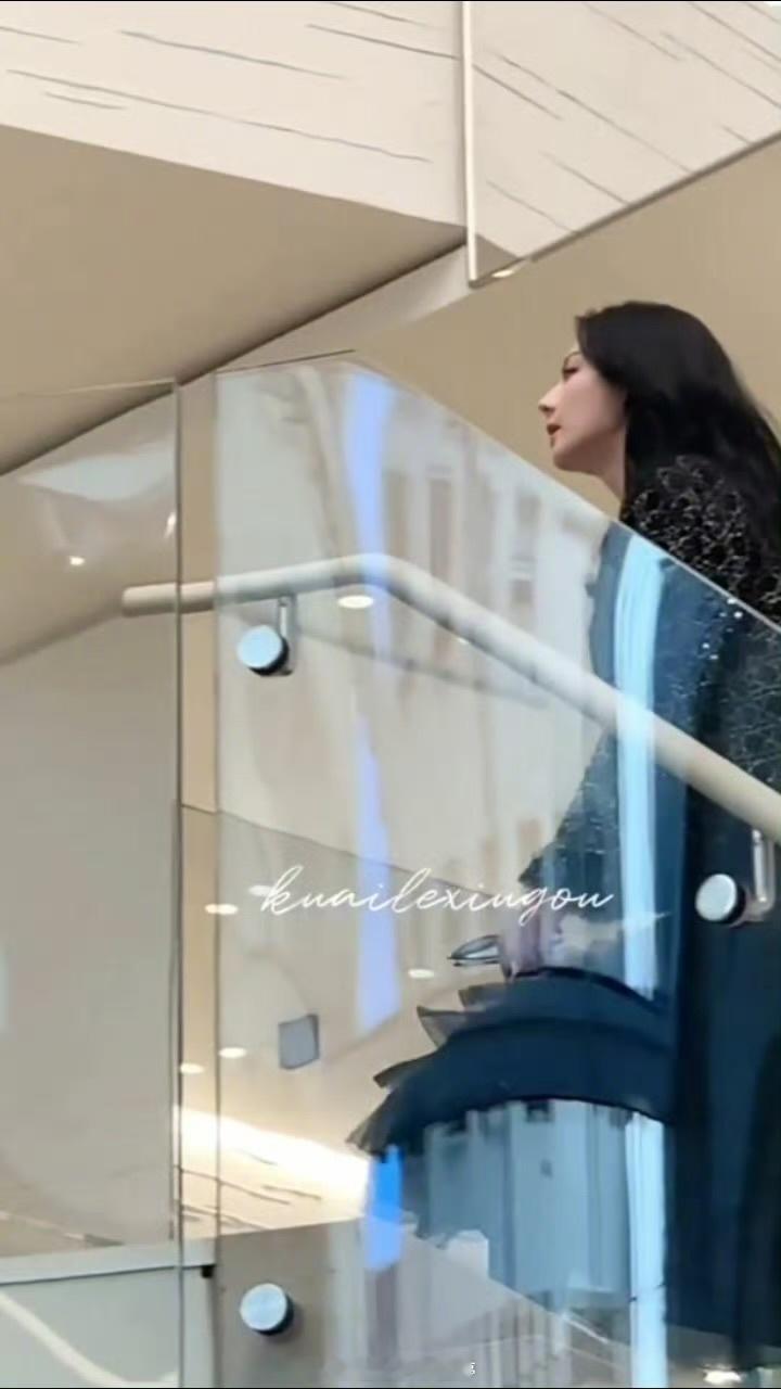 巴黎偶遇迪丽热巴邓为邓为和迪丽热巴会同框吗？帅哥美女一定很养眼[流鼻血] ​​​