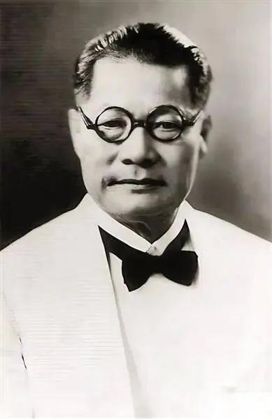 1939年11月21日夜里，曼谷耀华力路一带依旧热闹。蚁光炎刚从中华总商会出来，