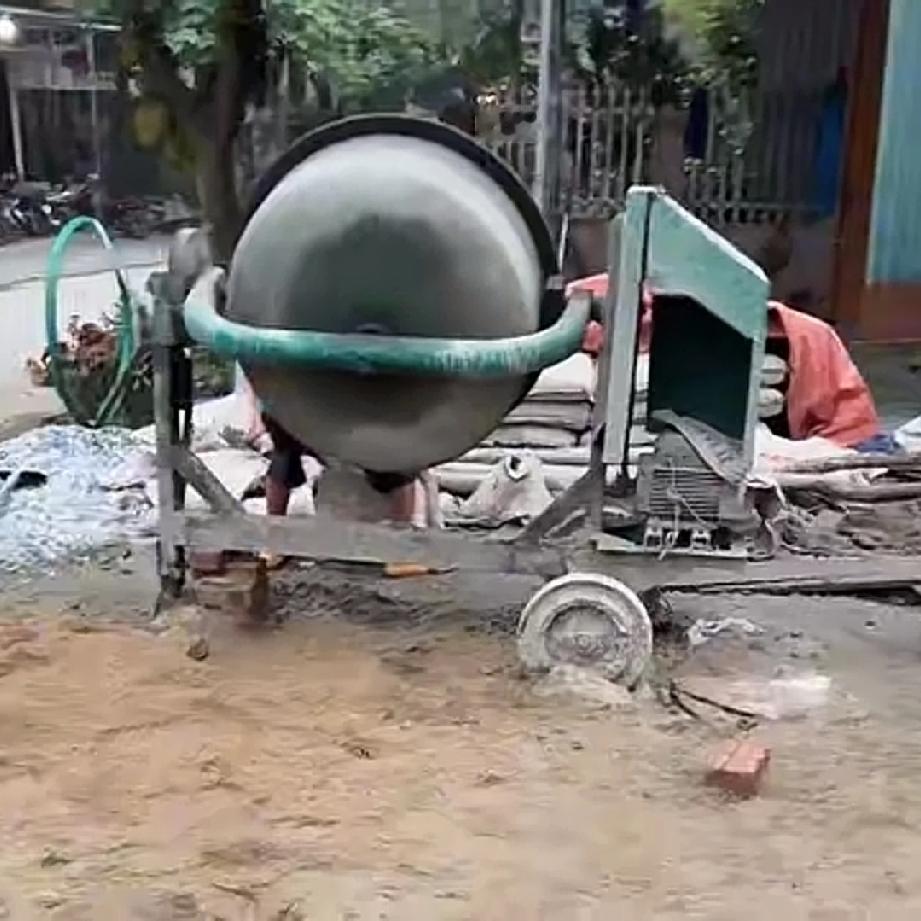 小松给六叔一大包衣服，衣服有五六件，裤子有长裤，短裤也好几条，小松心眼好看不得，