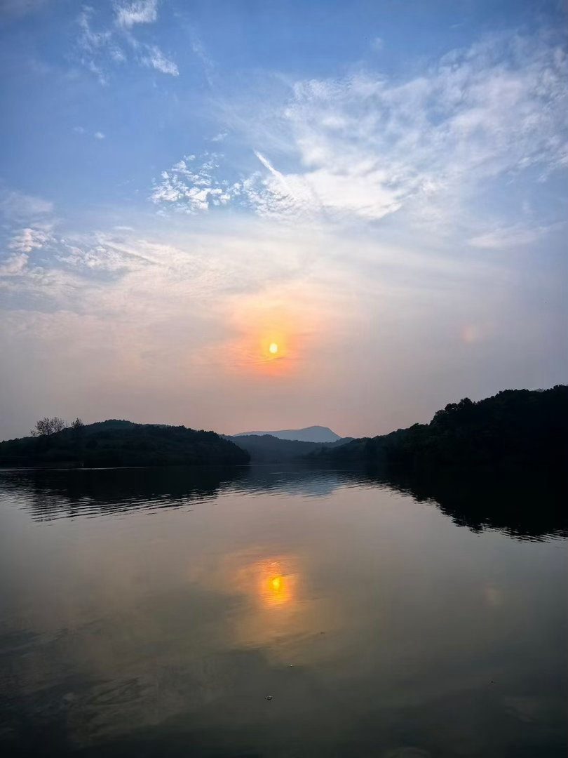 晚风捎来草莓与芒果的清甜，卸下整日疲惫。夜色温柔，万事归于安静，放下琐碎烦恼，裹