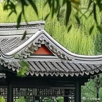 婚姻是一座桥，相依相拥走上桥头时是青年；手牵着手走在桥上时是中年；相互搀扶走下桥