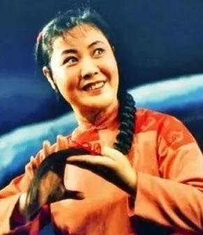 #郭兰英和李谷一唱歌谁更牛？#

郭兰英是纯名族唱法，接近原生态。郭兰英天籁般的