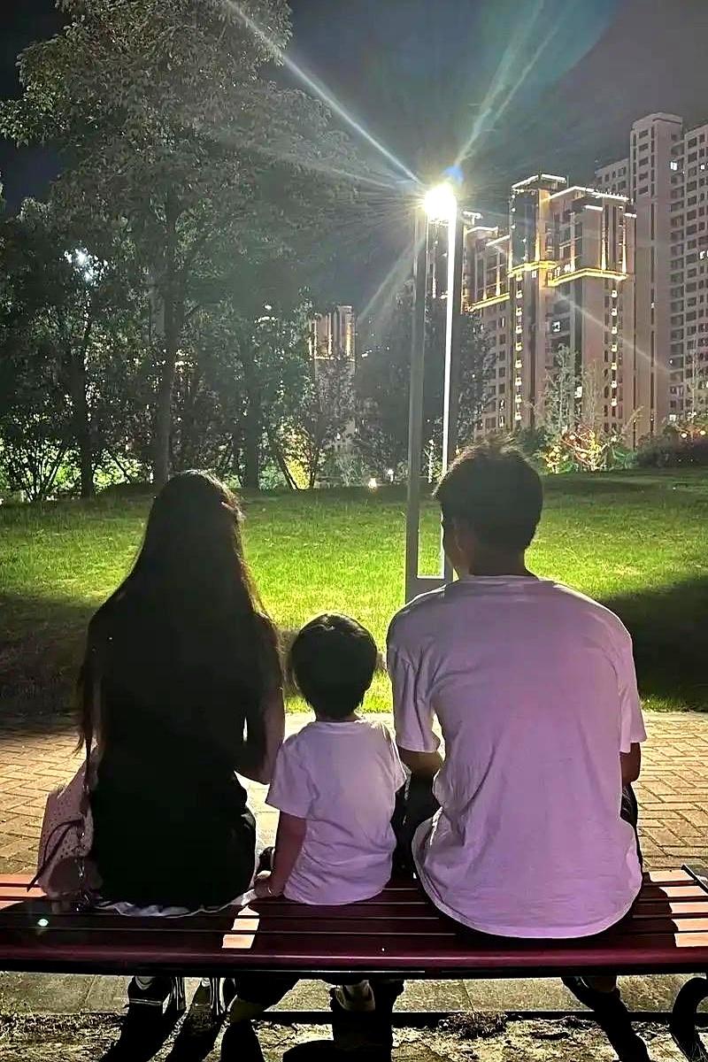 灯光下，一位父亲哑着嗓子劝：趁还抱得动时，多挨着孩子站一会儿。
那些看似随手的抱
