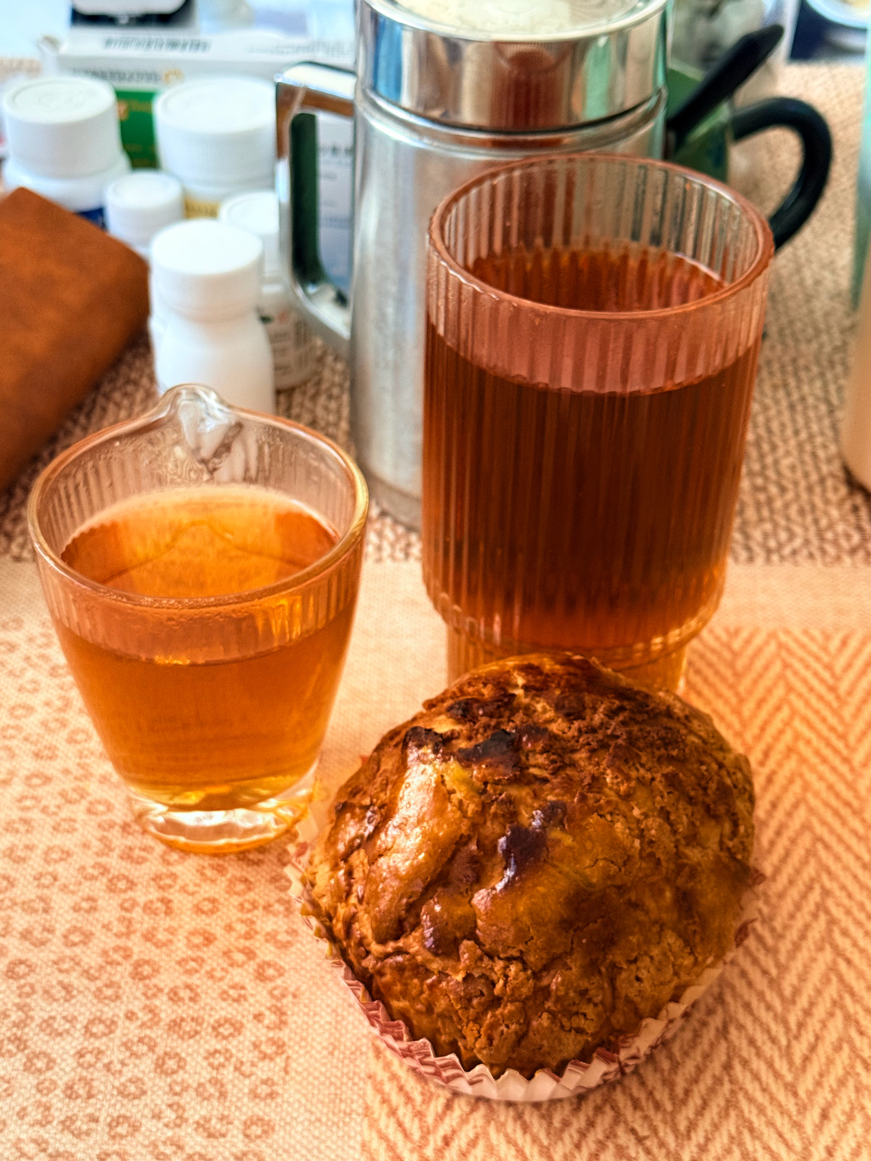 早上吃盒马的菠萝包！自己烤了一下所以有点糊hhh，我还期待了很久，毕竟感觉他家菠