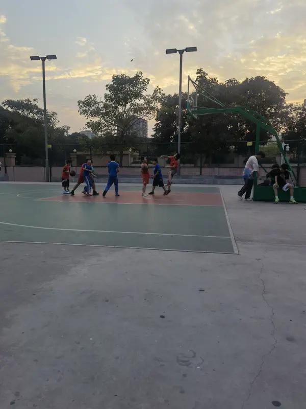 宜兴小学生篮球赛出大新闻了，有个1米88的小巨人！这身高在小学生里简直是“鹤立鸡