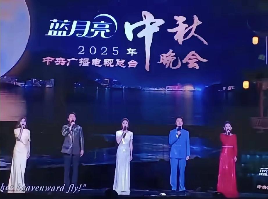 怎么说呢？今年的央视中秋晚会，真该学学董宇辉和他的“与辉同行”。
不是说节目难听