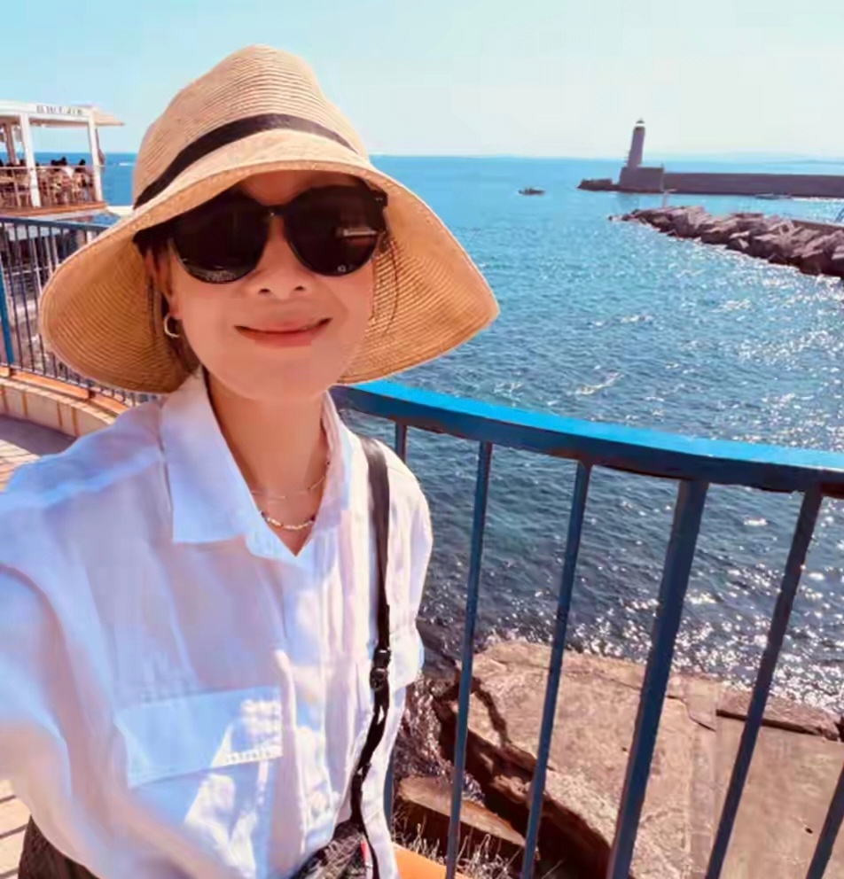 57岁刘若英带儿子旅游，11岁酷酷长得飞快身高超妈妈，给老公儿子做各种美食，从买