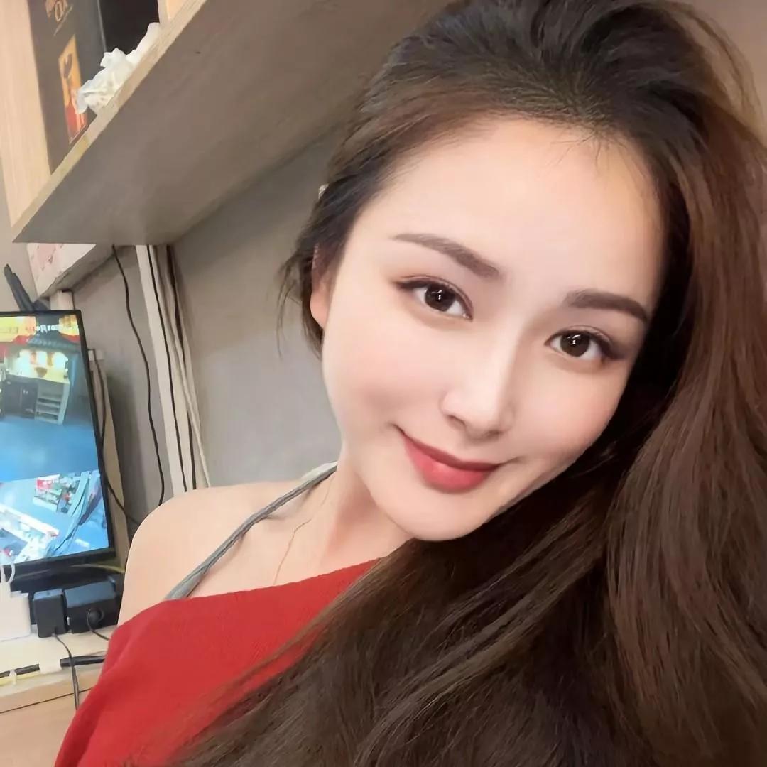 红袖添香夜，美人照影时。红袖红唇 红袖娇羞 红袖如昨 水墨红袖 红袖青衫 佳人古