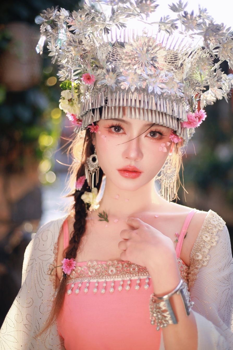 模特：凉月十八  坐标：丽江 - 约商家/摄影师  约她及更多上堆颜约拍👉