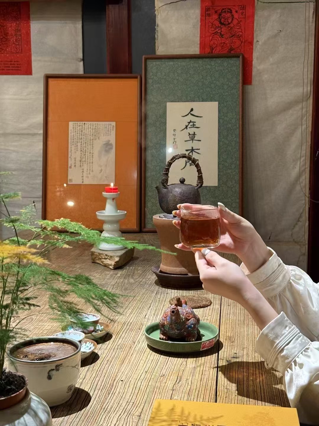 品茶赏器交友  茶的魅力，不在于高深的学问，而在于那杯热气腾腾的遇见。 