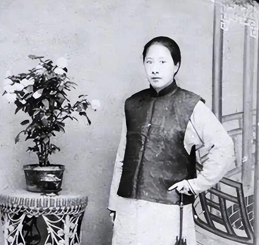 1907年，秋瑾被捕后，上司命令县令李钟岳搜查秋瑾居所！然而，李钟岳到达居所后，