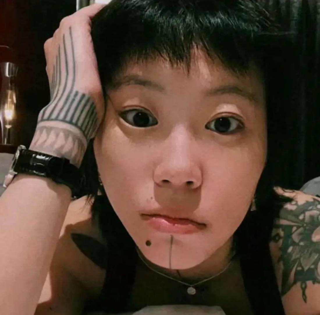叛逆假小子突然变身软萌乖乖女？这到底是怎么回事！
那个留着寸头、满身纹身的窦靖童