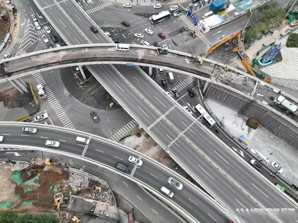 多图直击华仁立交桥开拆首日！
近日，备受市民关注的青岛市重点工程——双山隧道及南