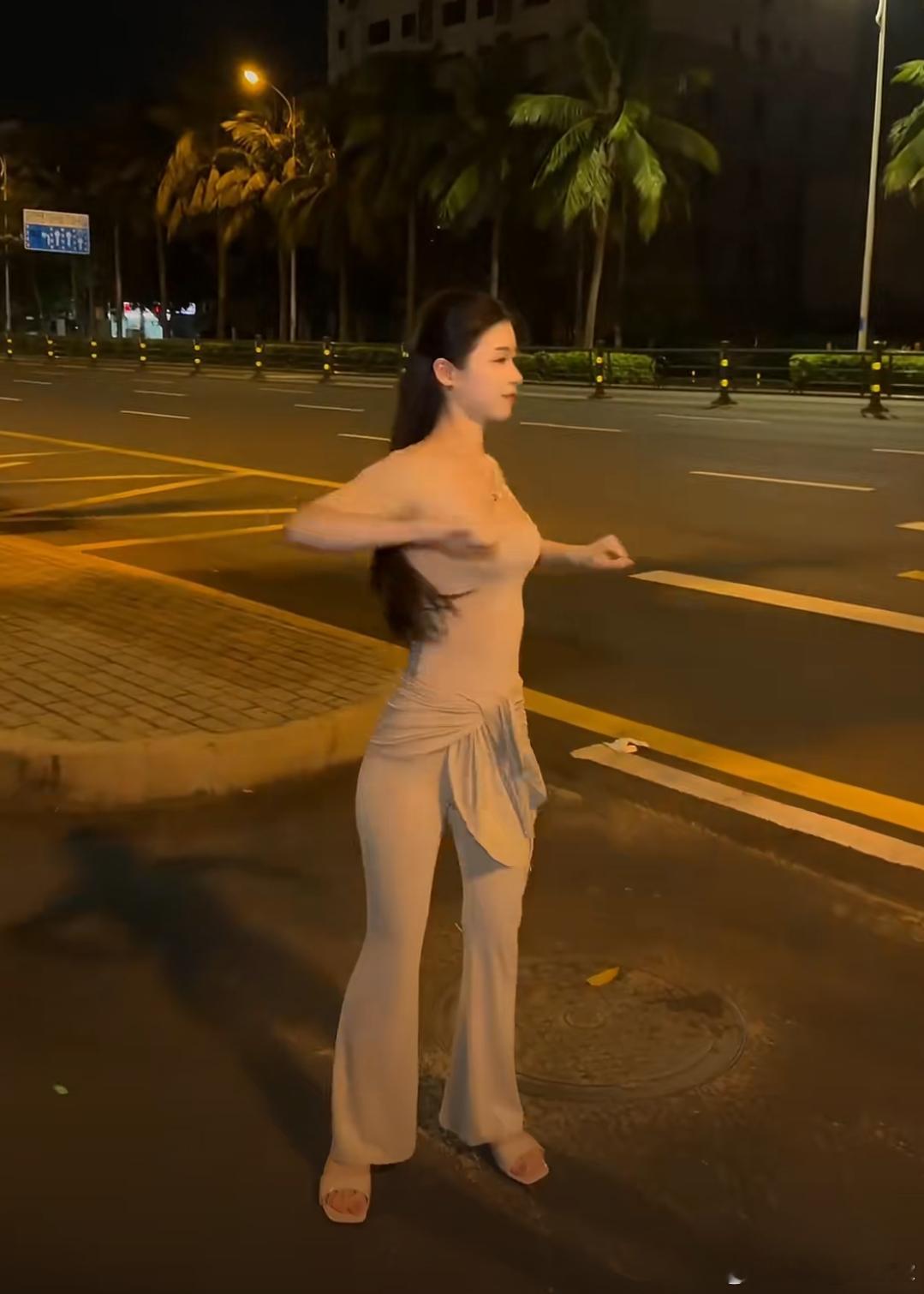 洋洋高锐·东风夜放花千树、吗◎一个人在广场舞瞧着瞧着……不由得叹息◎这就是我追求