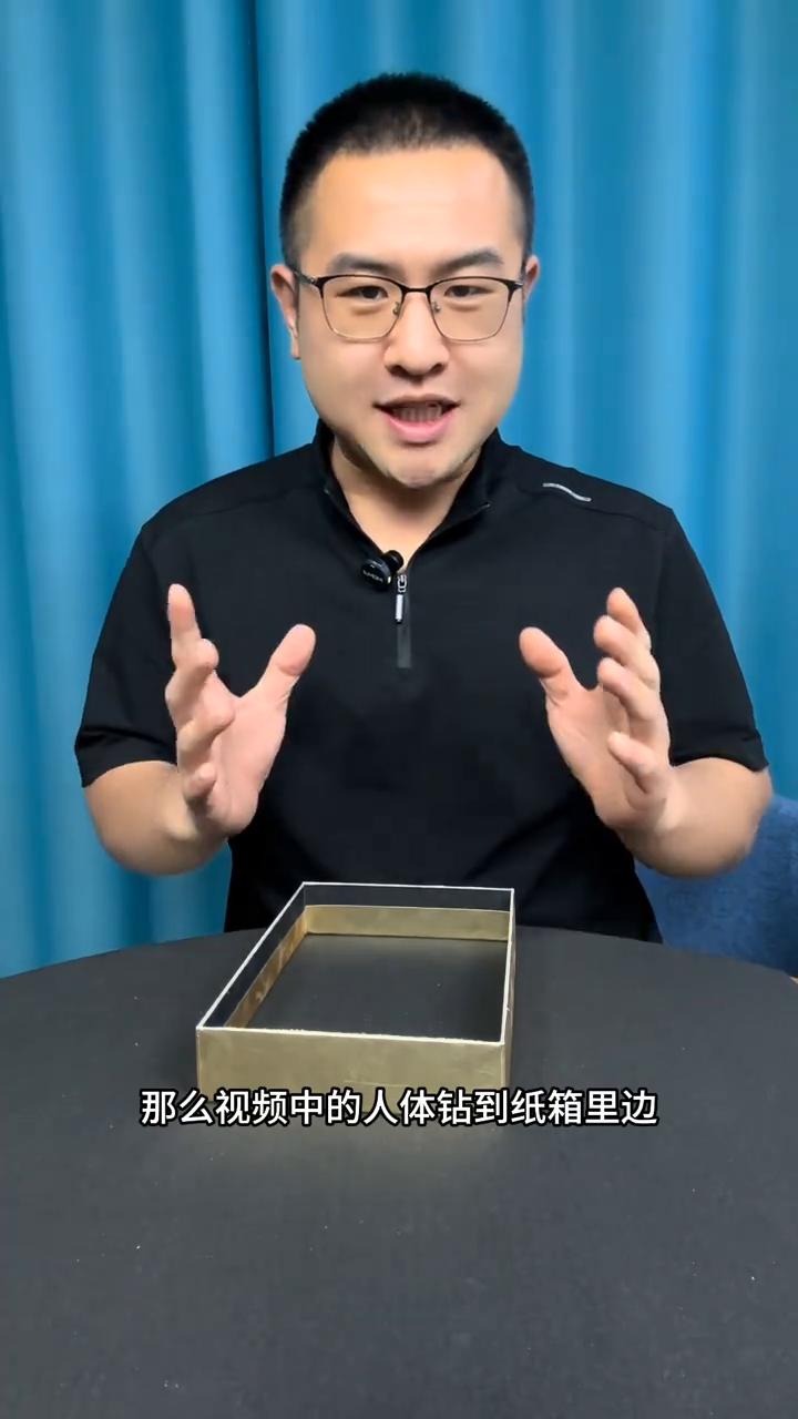 人体纸箱消失揭秘。
街头一名女子慢慢钻到纸箱里面，身体就像消失了一样，这是如何做
