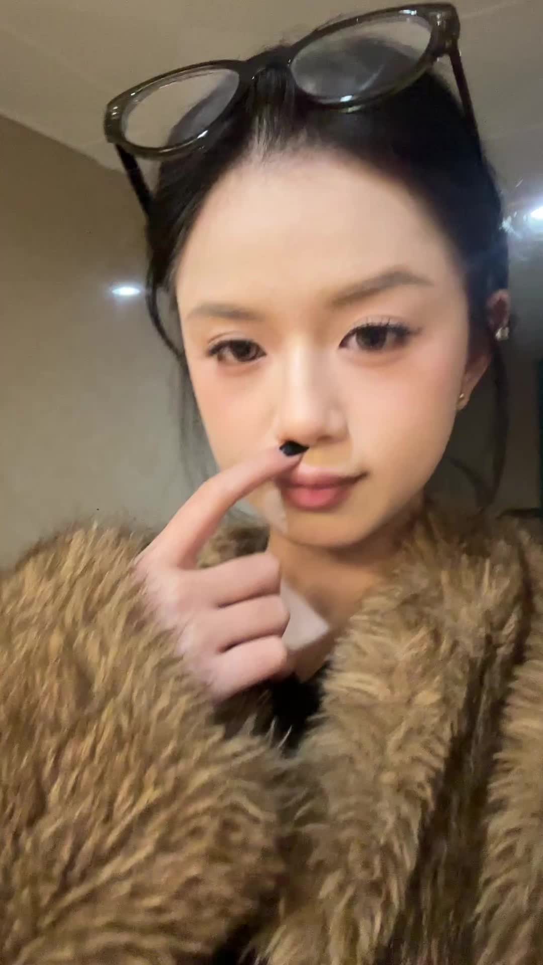 妆容 暖宝宝敷腿 化妆