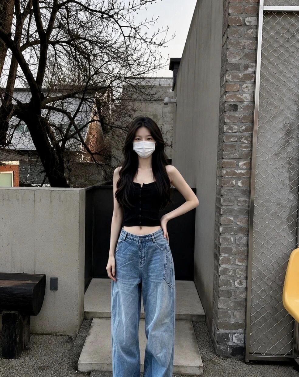 黑色吊带背心搭配宽松牛仔裤，简约又时尚，戴上口罩，安全又时髦！