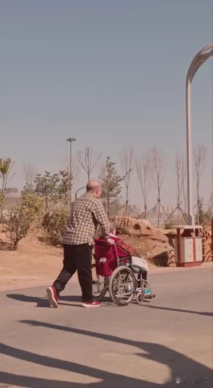 肯定会啊！父母含辛茹苦把我们养大，这份恩情怎能不报？就像看到八十多岁老人独自看病