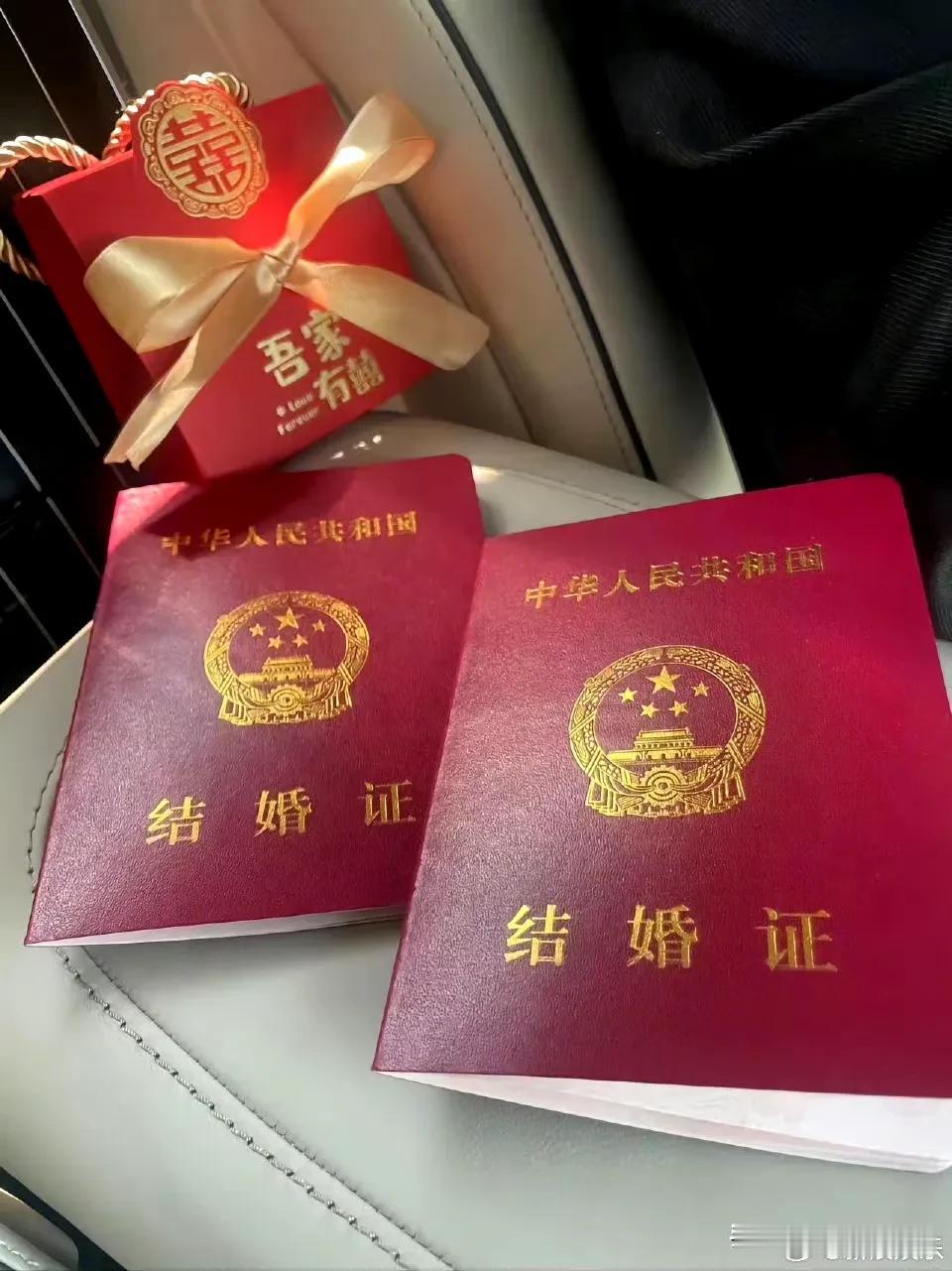 汪小菲官宣结婚了，其中3个细节证明汪小菲的爱意满满：

第一，领证日期是5月27