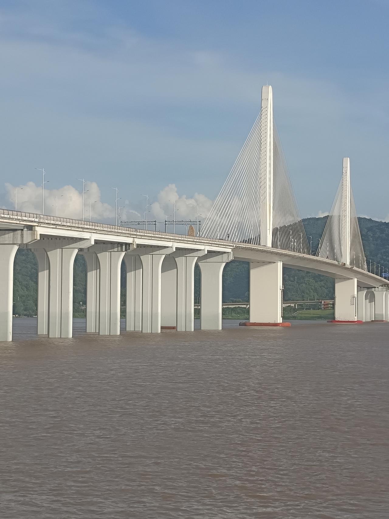 今天在西江大桥
发现一个很严重的问题
但不知道怎么说才好




你敢相信吗？在