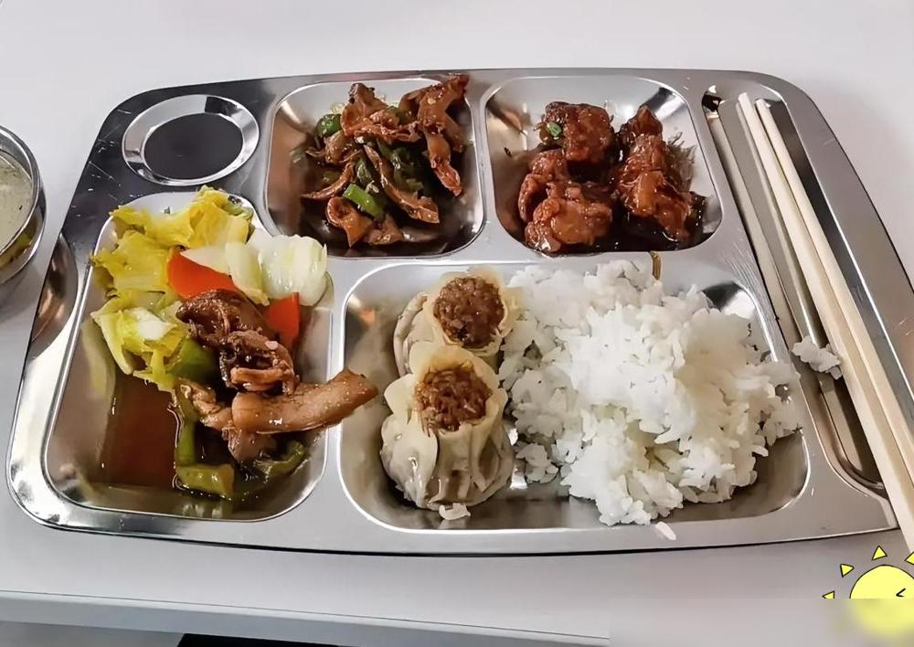 办公室俩糖尿病人，活成了天差地别的两个样！

一个是我们组的王姐，饭前随便塞两粒