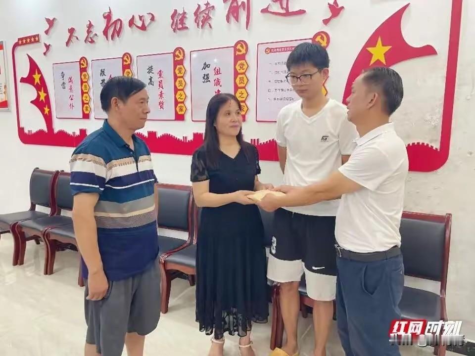 好人有好报！湖南扶跌倒老人女店主被迫转账19000千块。经网络发酵，湖南祁东金泰