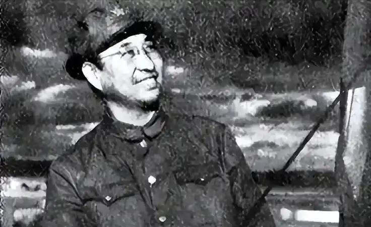 毛主席请吃饭，陈赓伸长脖子看饭桌，脸都绿了：主席，菜上完了？

 
1960年深