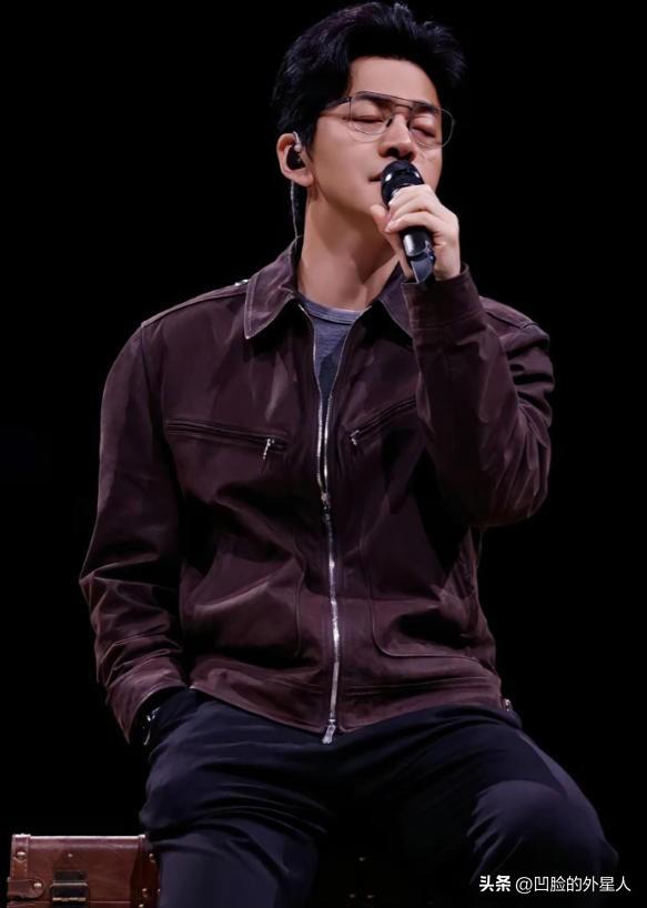 孟小蓓，清华女博士。嫁给了歌手李健，但她不上班，每天在家喝茶、浇花。

麻烦各位