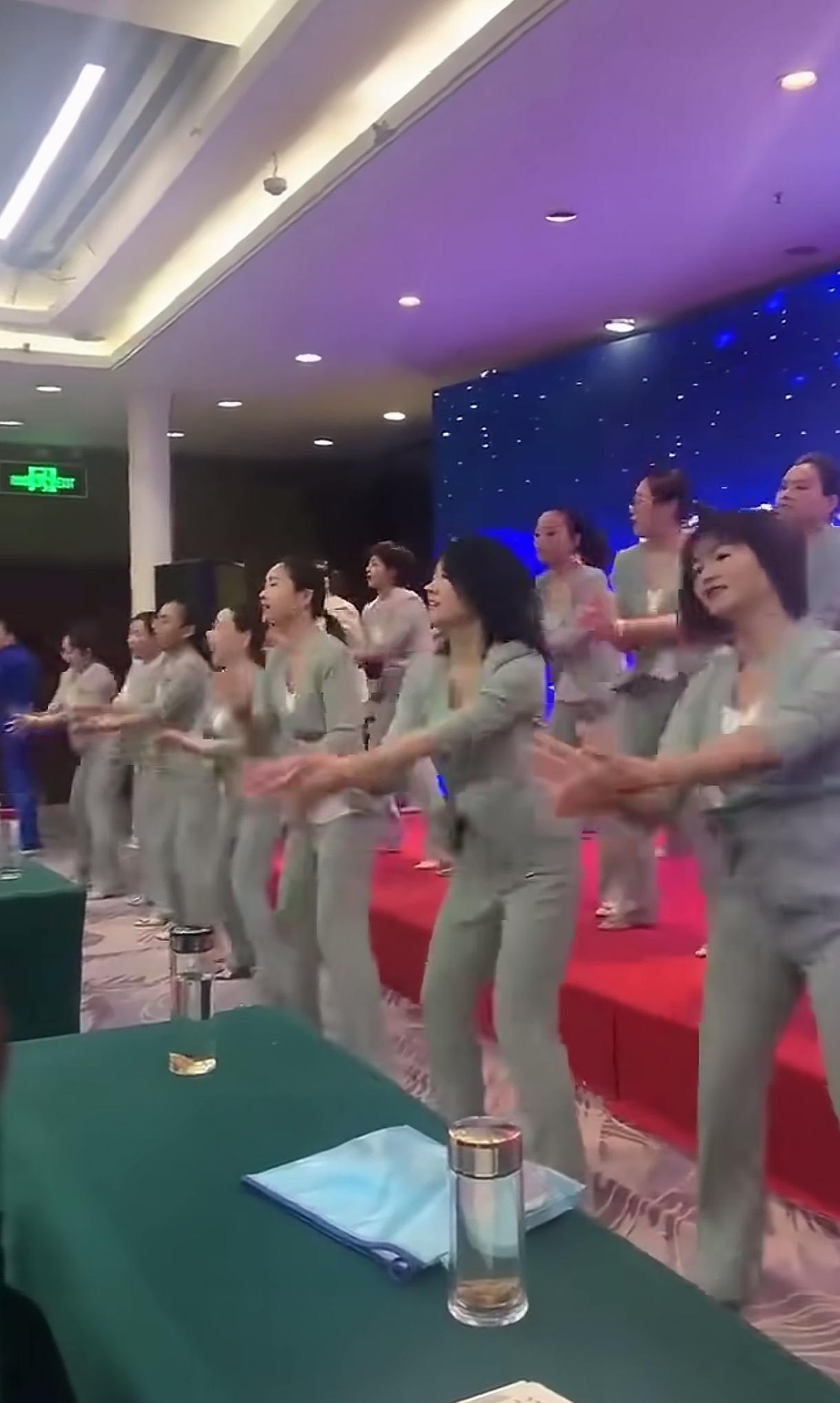 据说那些在台上使劲鼓掌的女人，个个都穿得人模狗样的，还都是年入千万以上收入的“负