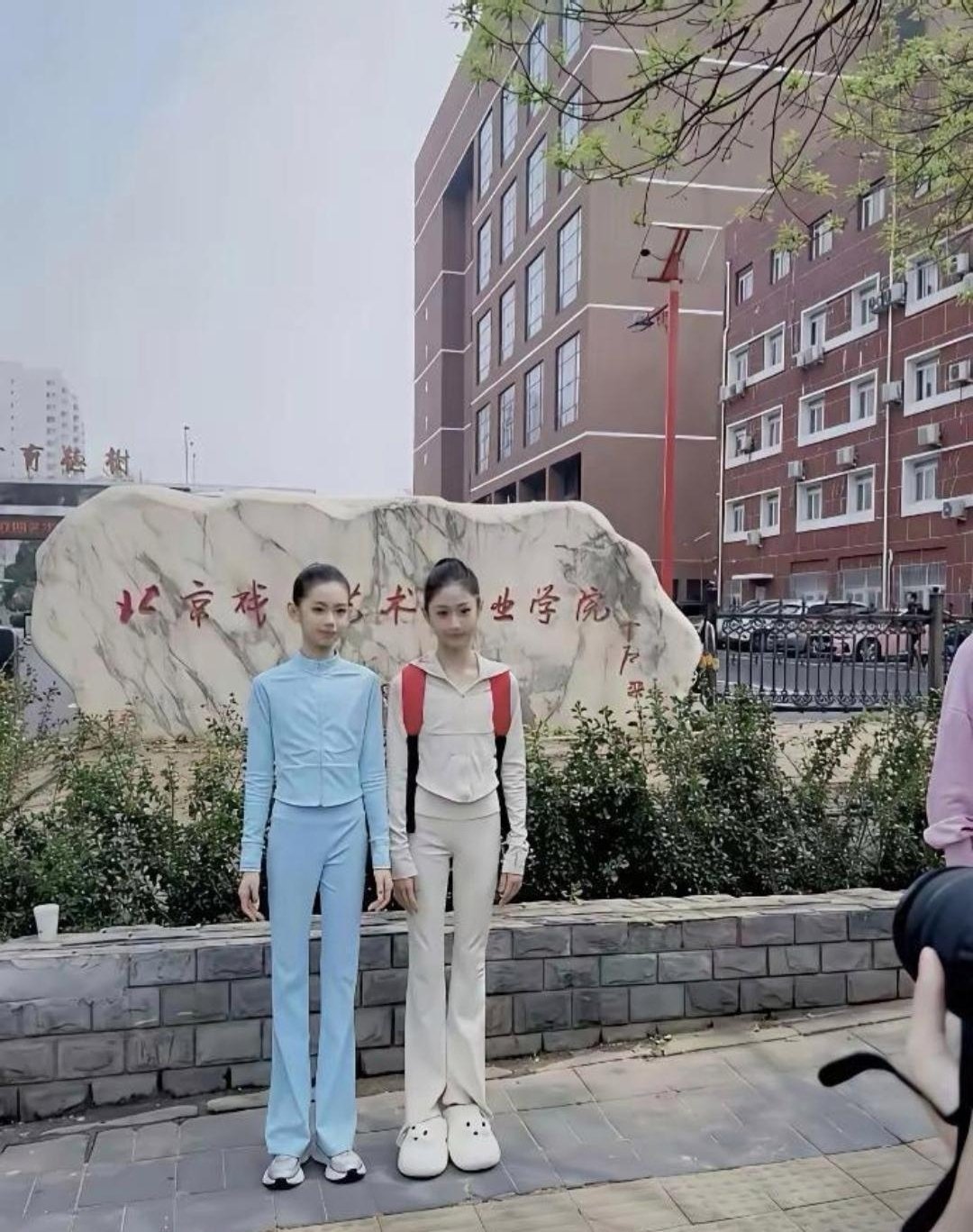 现在艺考也太卷了吧！北电招生现场这俩小姑娘颜值绝了 ​​​
