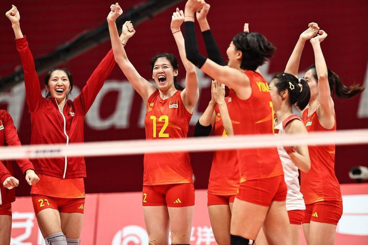 让人大吃一惊，亚运会女排决赛，中国女排第三局陷入2比10巨大落后的危局，主教练赵