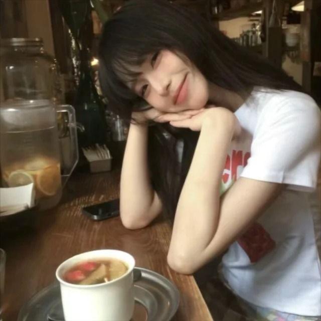 喜欢那是背地里的事，站在你面前我们就是朋友。没有名分我们就是最长久的关系。【关于