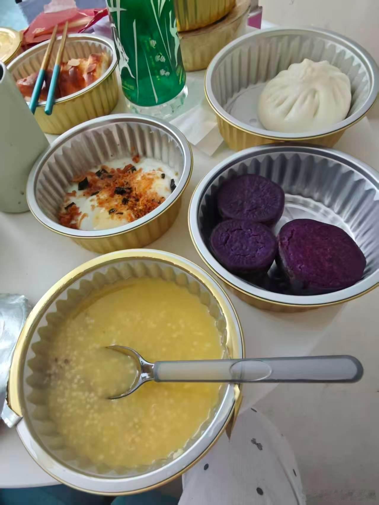 图里这个月子餐一周2000块钱，一个月8000。他们明明可以直接抢的，还非要给你