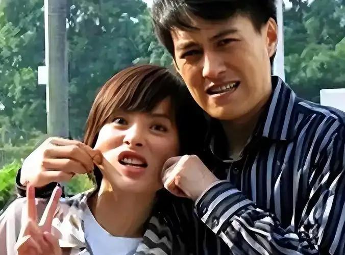 演员李佳26岁就斩获金鸡、华表双料影后，是圈内公认的实力派，早年她曾有过一段短暂