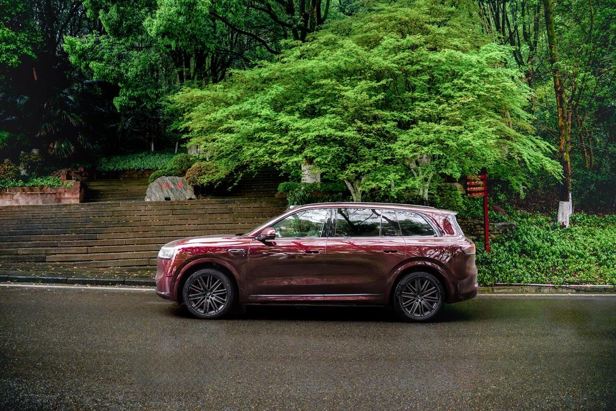 带娃停车不慌了！问界M8泊车盲区全清零
带娃停车的每一秒，都在和“隐形危险”博弈