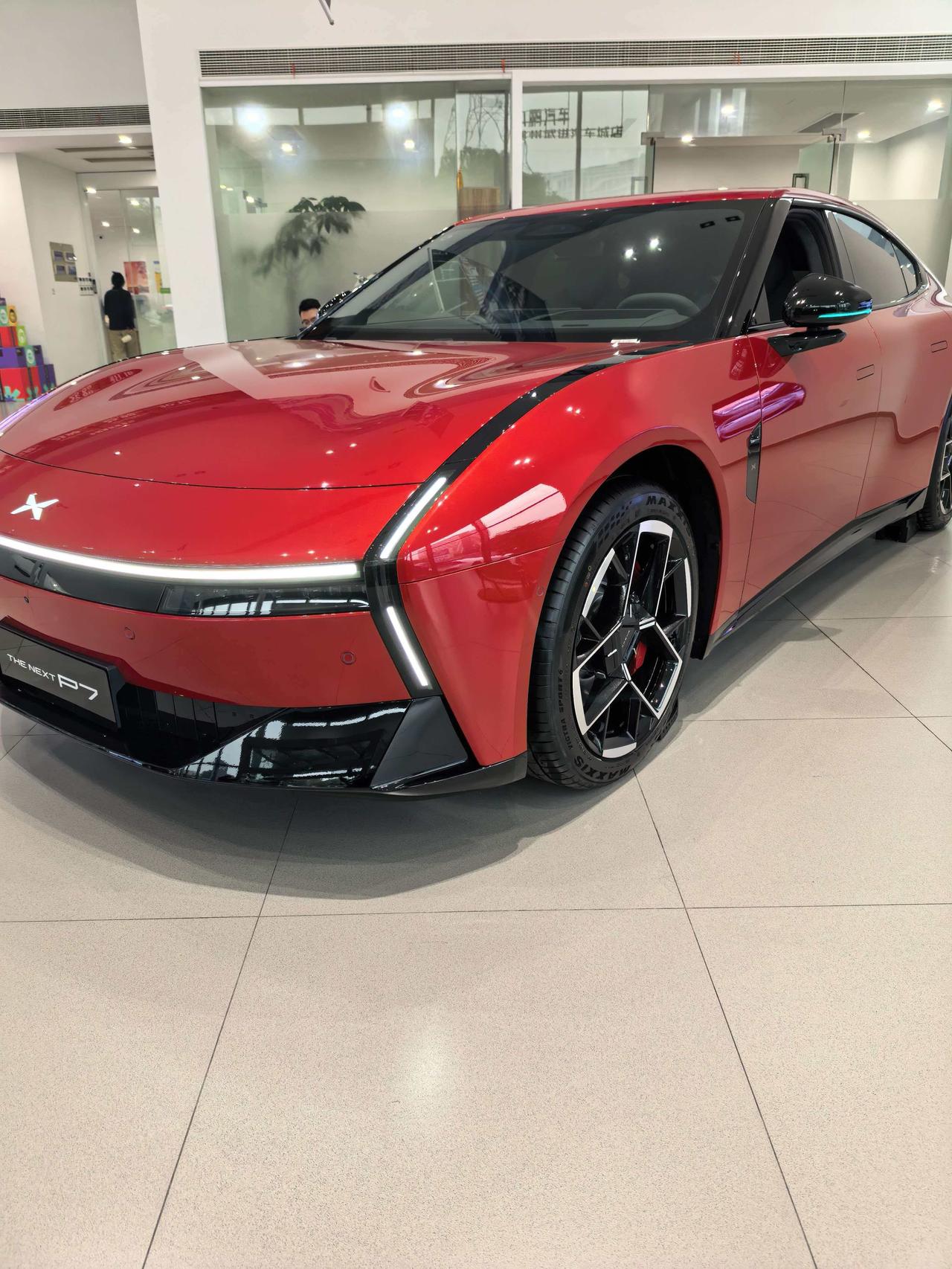 这款小鹏P7外观非常炸裂，去看这款汽车主要也是为了颜值买单。整车设计特别酷，也很