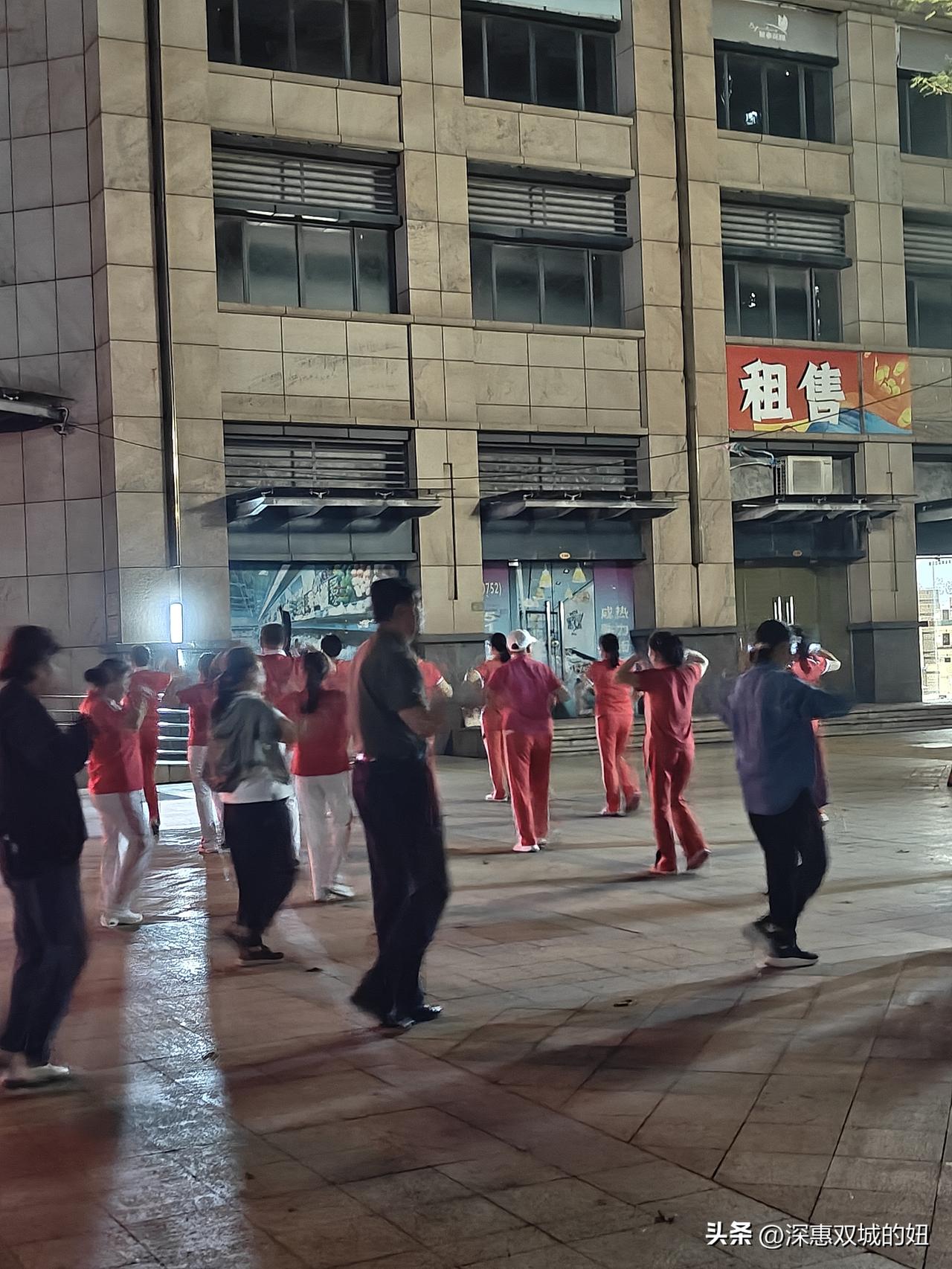 有退休金的老人过得很舒服哦。
住在我们惠州大亚湾的一些邻居阿姨叔叔们，感觉她们每