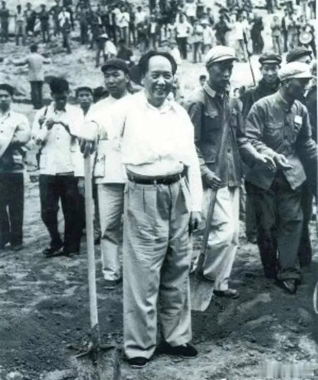 劳动者最光荣，劳动者最伟大，劳动者最可敬！1958年5月，毛主席、周总理、朱委员