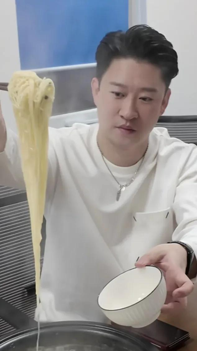 每当曹云金身边有朋友相伴或是受邀外出商演时，他总是豪爽地带着大伙儿去享受一顿丰盛