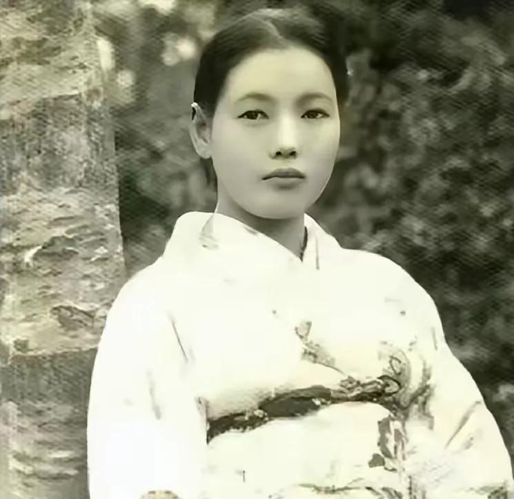 1978年，重庆江津白沙镇一名农妇正在喂猪时，突然来了几辆轿车到访，来人告知她拥