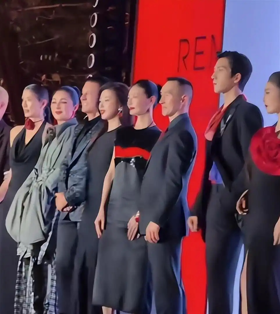 井柏然现身澳门，生图满脸瑕疵，皱纹明显法令纹深，动作僵硬只顾摆酷 ​​​