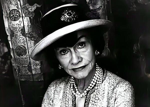 从底层情妇到时代偶像，她的一生骂声与荣耀并存

这话搁在乌姆·库勒苏姆身上，那是