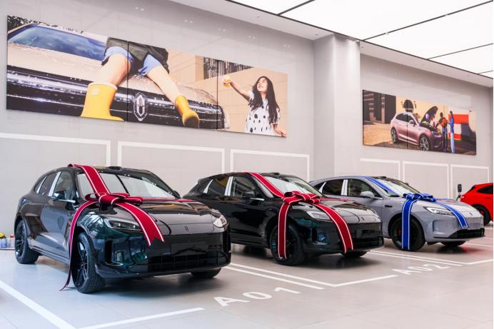 终于盼到了，今天问界新M5开始规模交付，而我就是其中的提车车主之一，现在车已经到